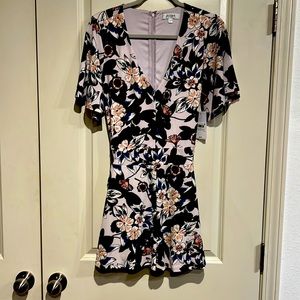 NWT GUESS Floral Romper w/ pockets and zips & ties in the back (size: 33.5Lx15W)
